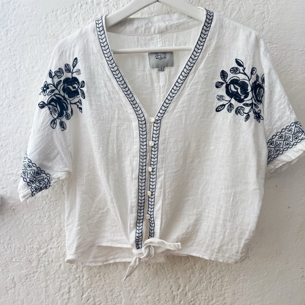 Rails Thea Embroidered White/Blue Floral Tietop
